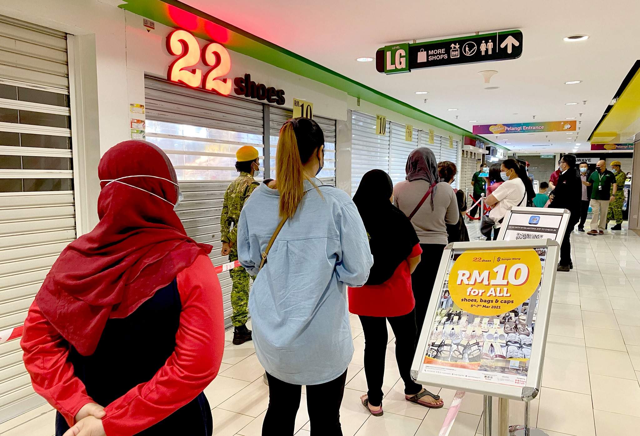 Long queue appears at the sungei wang plaza over rm10 shoes