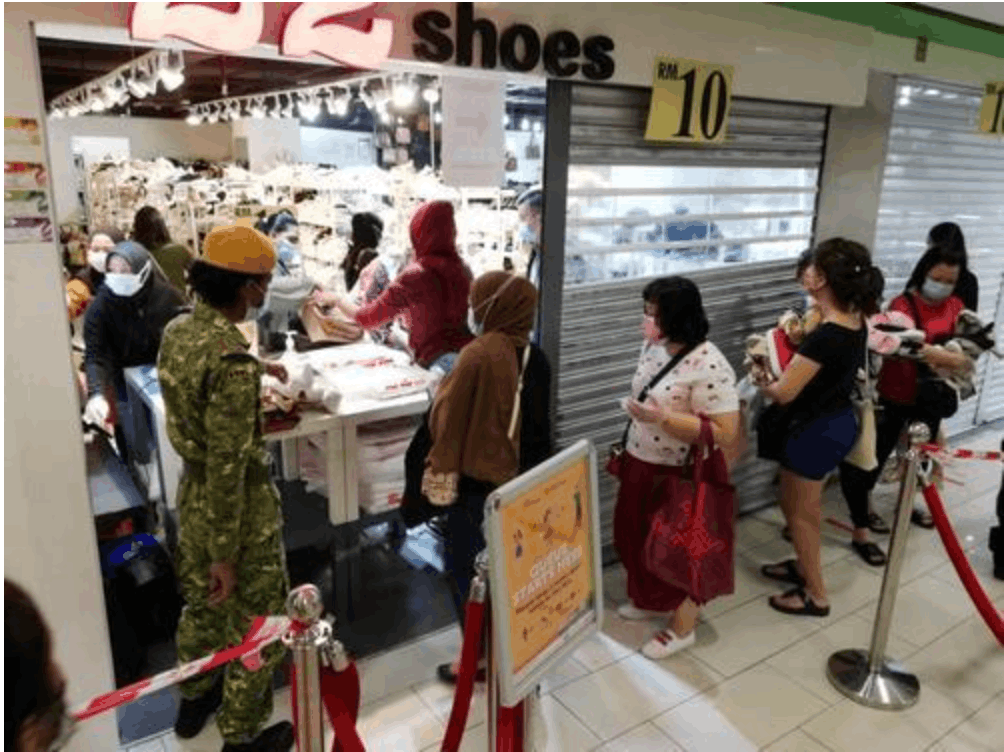 Long queue appears at the sungei wang plaza over rm10 shoes