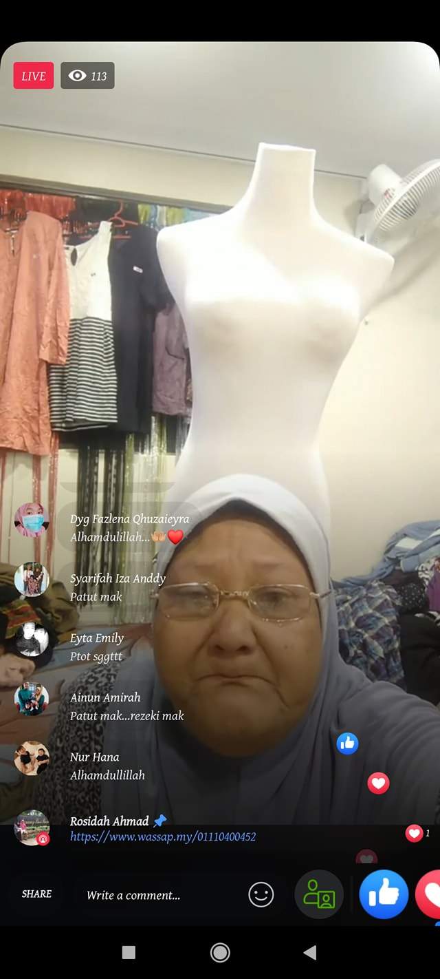 Makcik who sold clothes till 3am on fb live moved to tears by kind netizens
