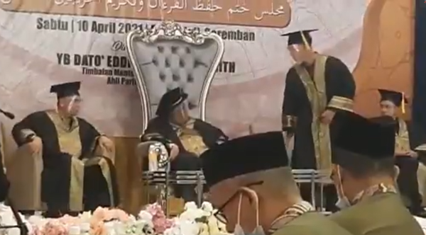 Dato' Eddin Syazlee falls asleep during a graduation ceremony, says it was due to meds