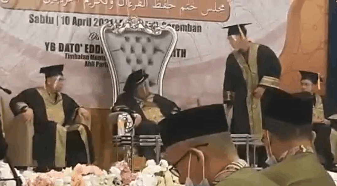 Dato' eddin syazlee falls asleep during a graduation ceremony, says it was due to meds | weirdkaya