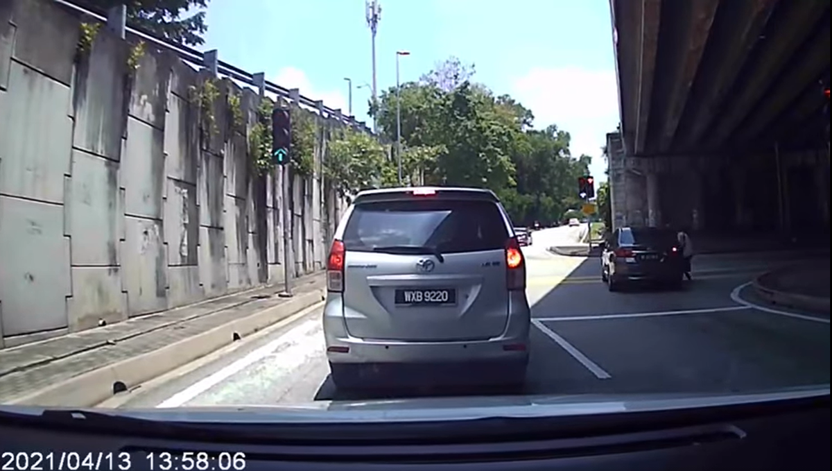 Carjacker gets instant karma-ed after public aids woman in recovering her vehicle | WeirdKaya Carjacker gets instant karma-ed after public aids woman in recovering her vehicle
