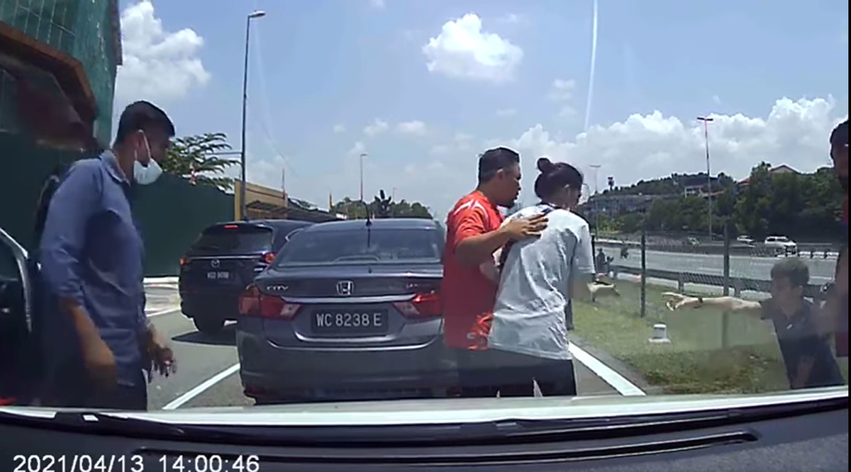 Carjacker gets instant karma-ed after public aids woman in recovering her vehicle | WeirdKaya Carjacker gets instant karma-ed after public aids woman in recovering her vehicle