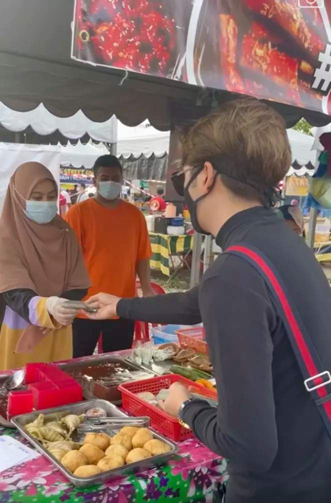 Penangite spends rm5,000 at ramadan bazaar to share with shoppers