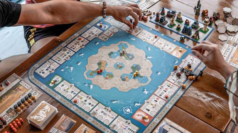 Soul mad cafe: making beginners fall in love with board games
