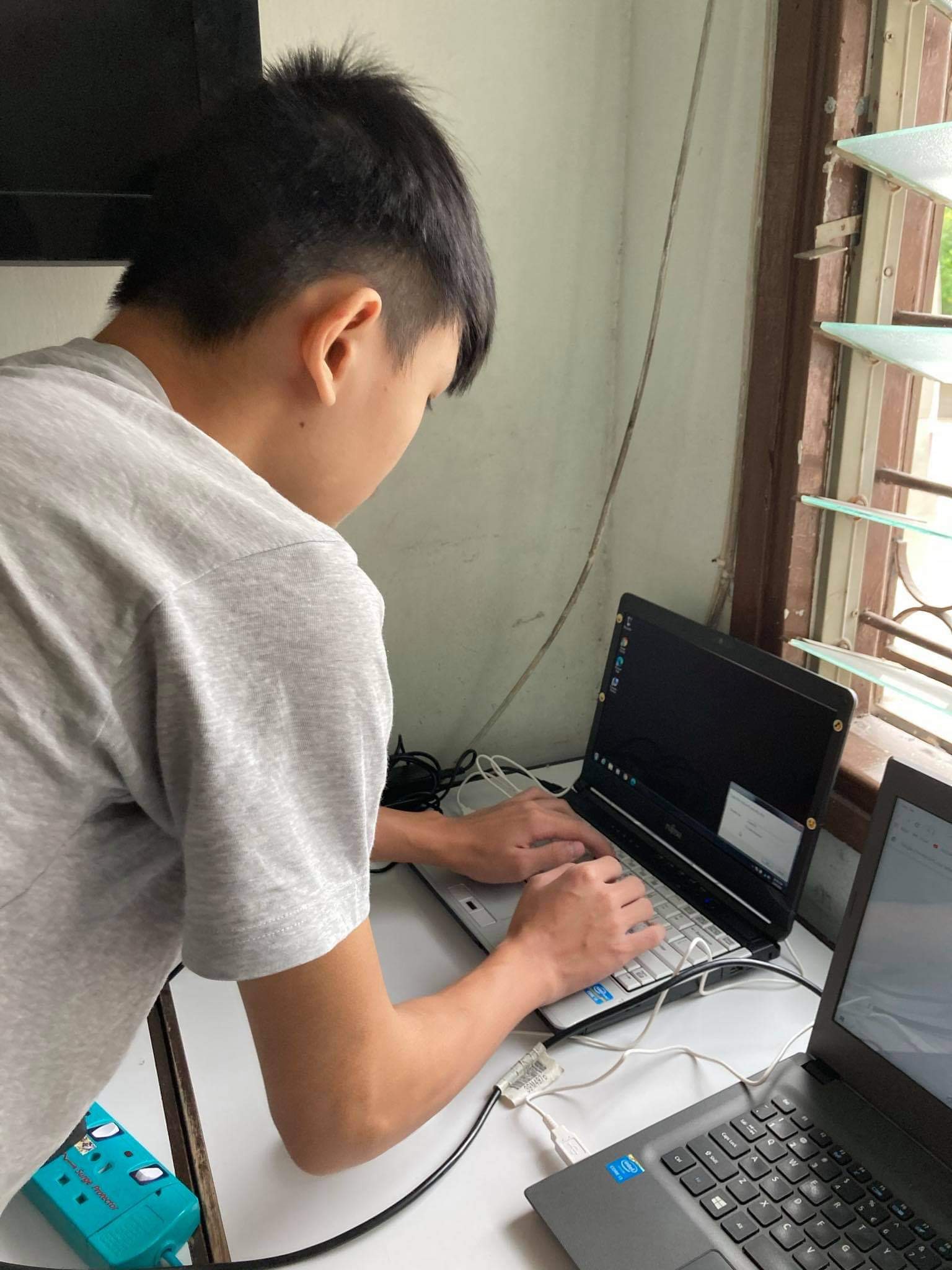 Eight 19yo students' start-up business sell cookies to buy laptops for the needy