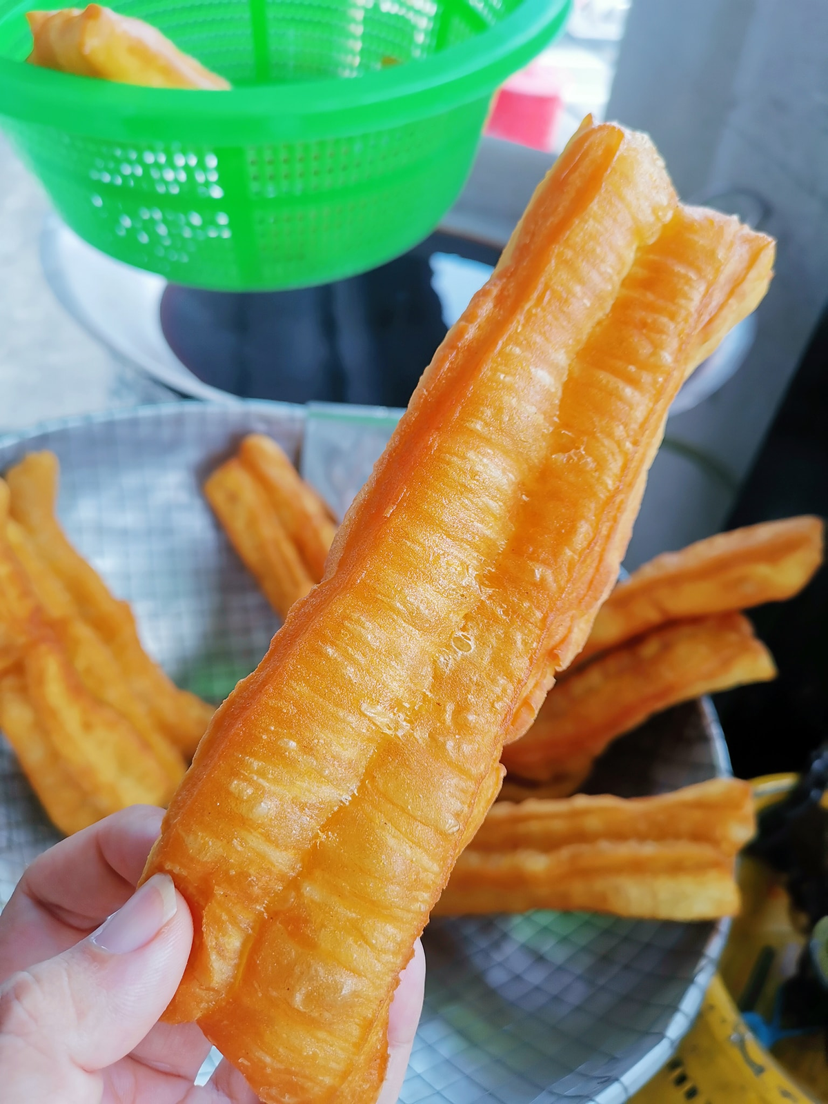 "i only earn rm5 a day" 75yo uncle braves fmco storm by selling "youtiao" at rm1 each