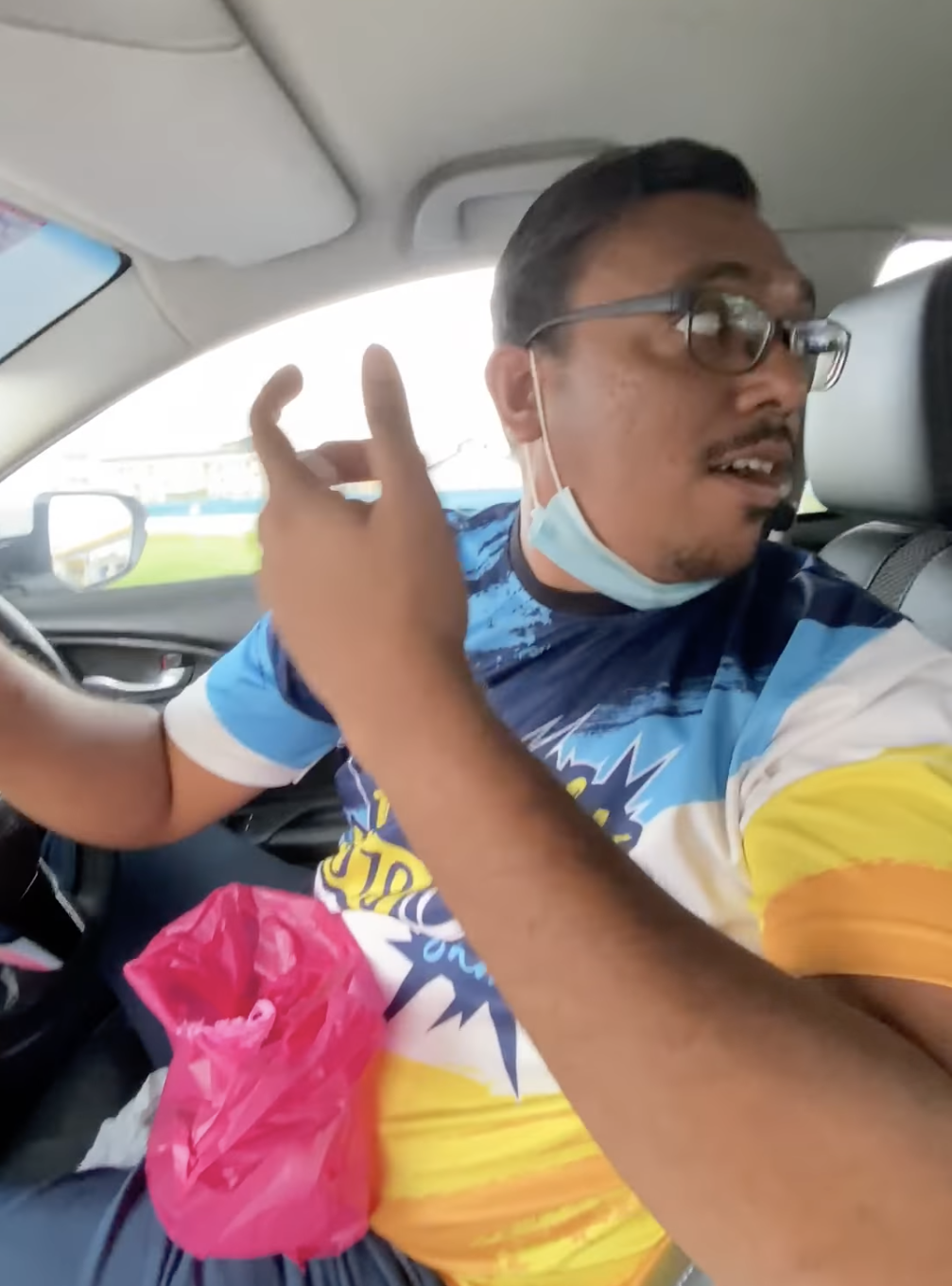 Man shows off his "auto-sensing" Honda to netizens and even eats while driving | WeirdKaya Man shows off his "auto-sensing" Honda to netizens and even eats while driving