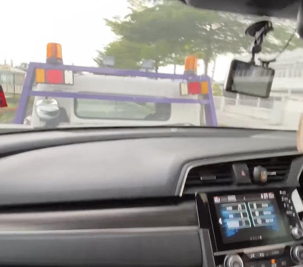 Man shows off his "auto-sensing" Honda to netizens and even eats while driving | WeirdKaya Man shows off his "auto-sensing" Honda to netizens and even eats while driving