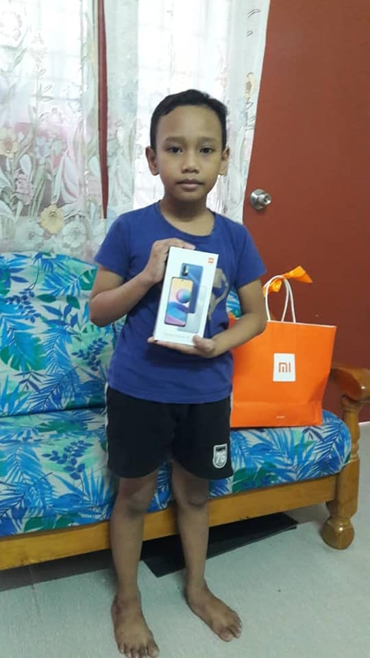 Student receives a new xiaomi note 10 after his previous yes phone went ablaze