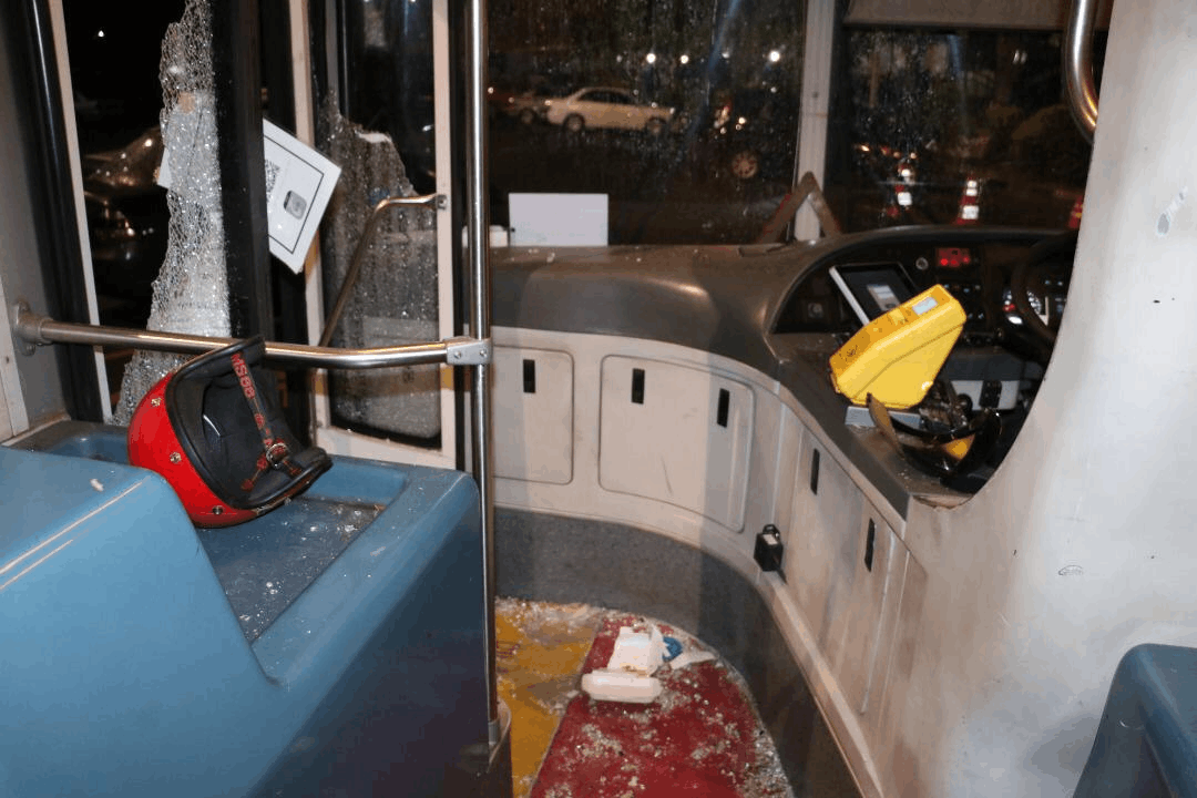 Drunk man attacks bus driver with a parang, only to be disarmed with ease