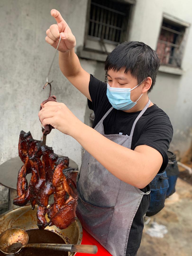 23yo m’sian wakes up at 3 am everyday striving to serve the best wan tan mee in pj