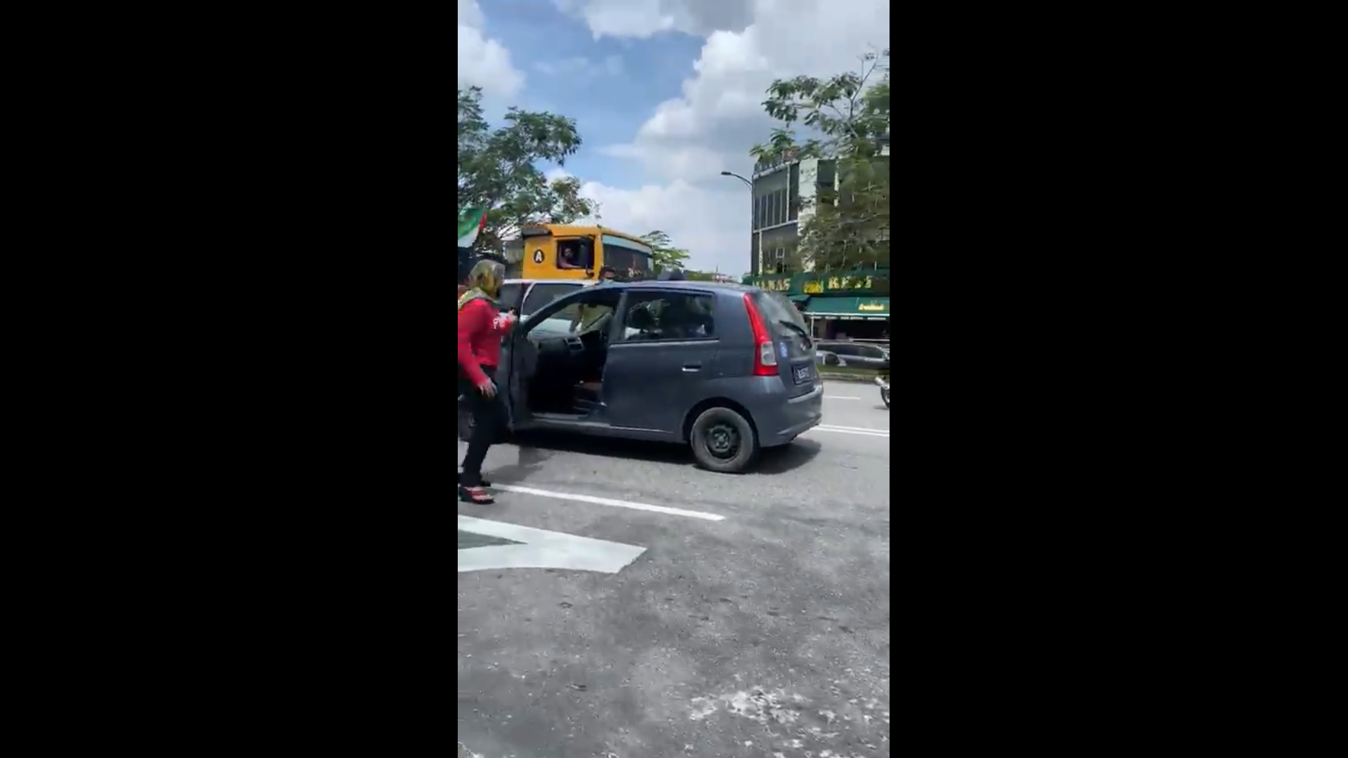 Driver pelted with kicks and punches after being accused of kidnapping oku girl