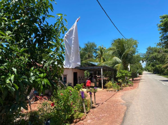 Fishing village recieves immediate aid after hanging 20 white flags