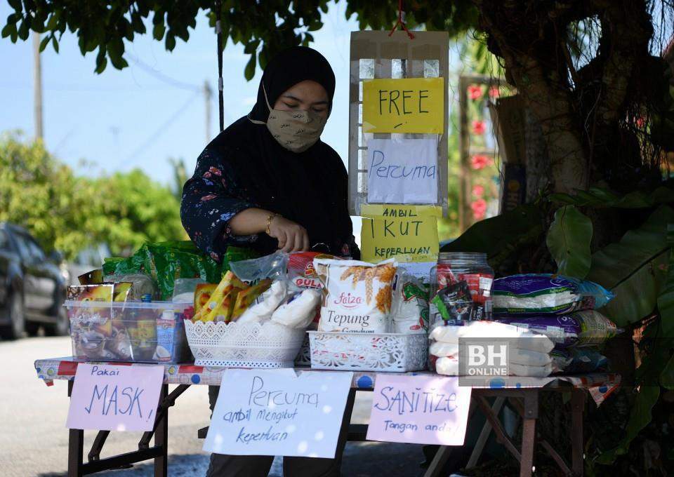 Pahang teacher spends rm500 from her savings a day to set up food bank for the needy