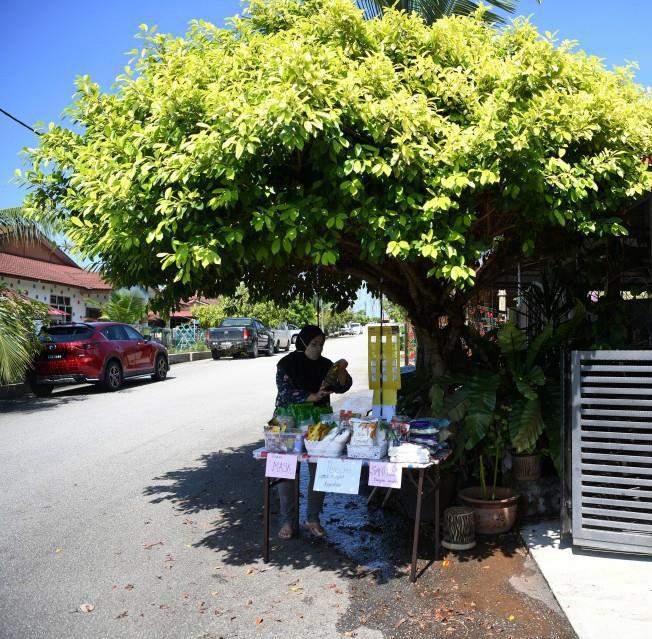 Pahang teacher spends rm500 from her savings a day to set up food bank for the needy