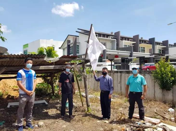 “remove white flag or be fined rm50,000! ” village threatened with fine over cry for aid