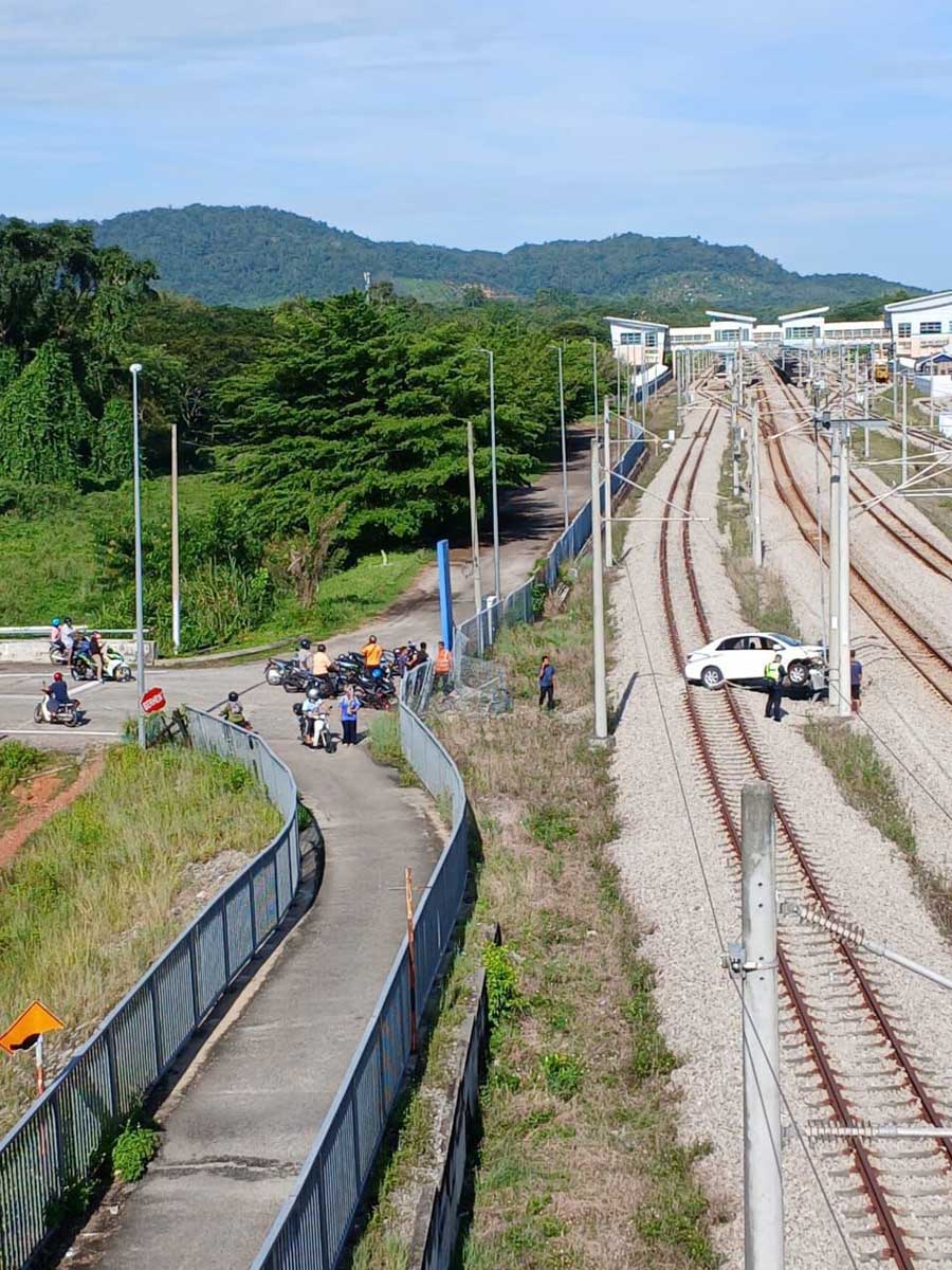 20251222CPKK23c_TAMPIN_CAR_ON_TRAIL_SB251222CKSC1