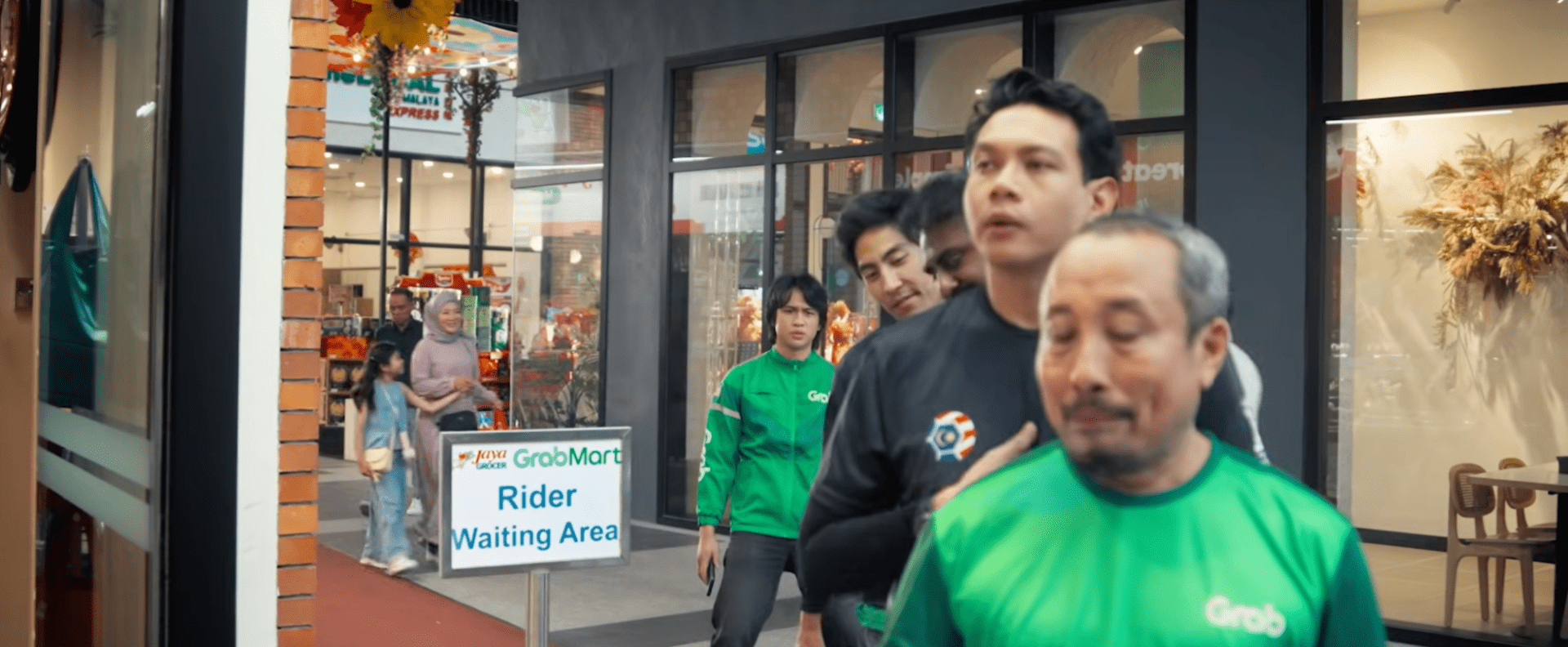 “huh grab suruh aku sabar?” — she waited hour for groceries, plot twist rupanya rider’s name is sabar..