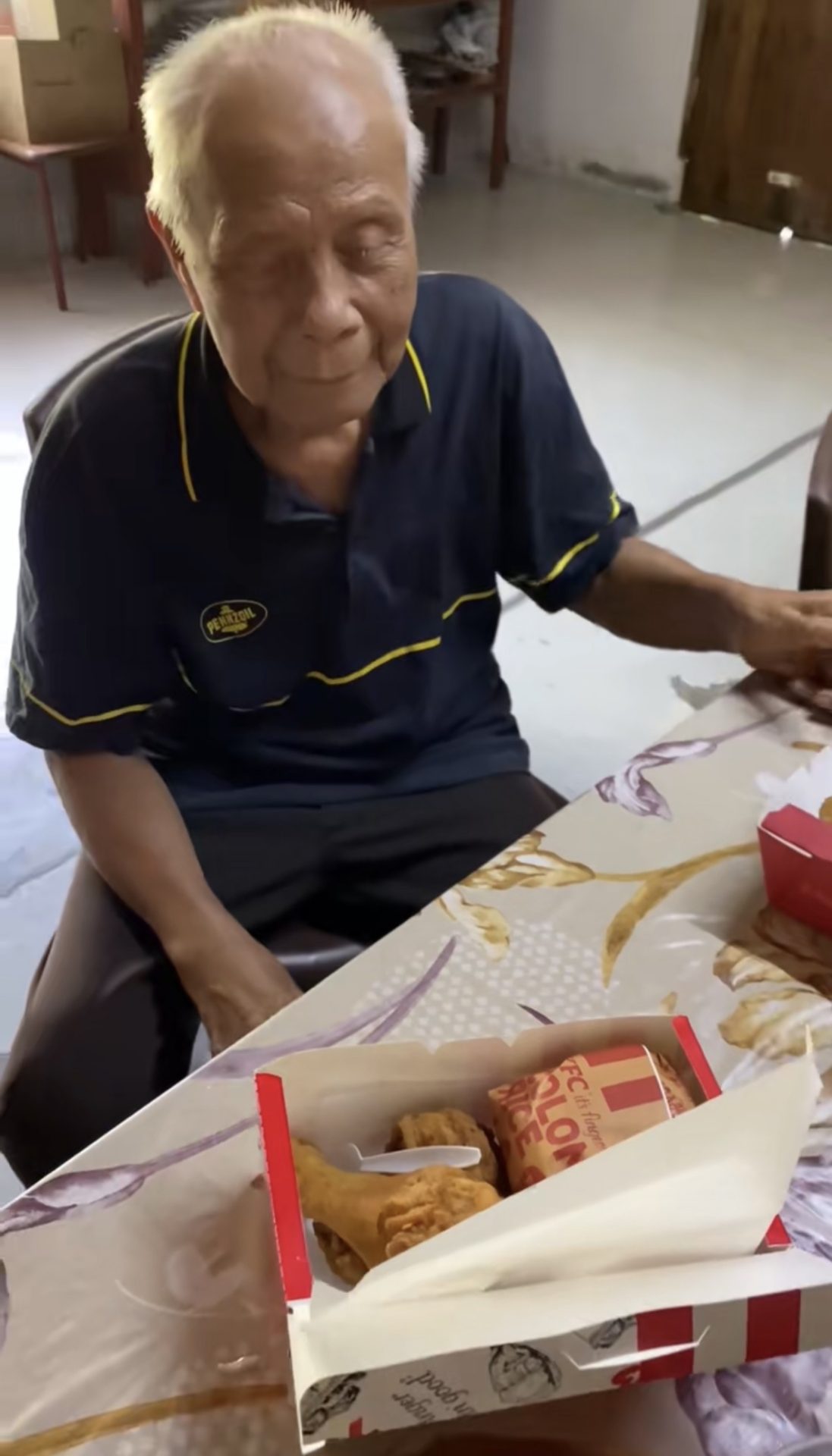 “Go Home While You Still Can” – M’sian Woman’s KFC Visit With Grandpa Leaves Many Missing Their Grandparents