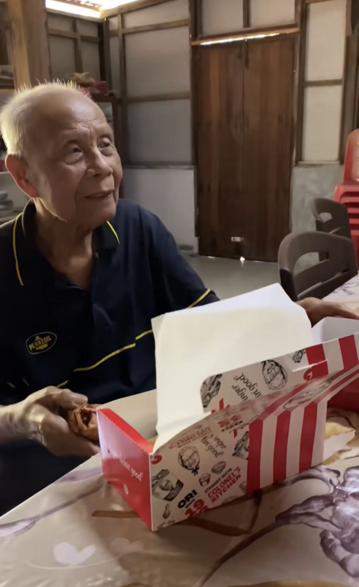 “Go Home While You Still Can” – M’sian Woman’s KFC Visit With Grandpa Leaves Many Missing Their Grandparents