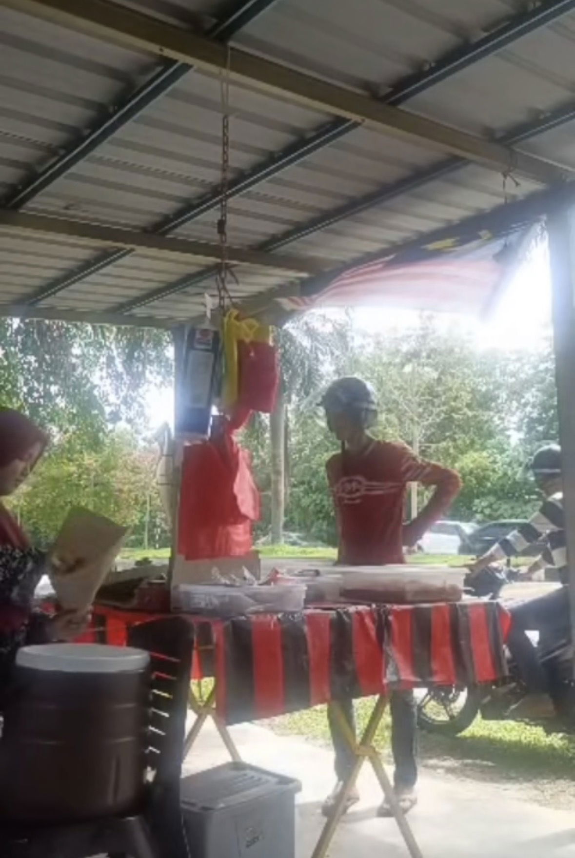 2 Men Caught On Video Pretending To Buy Food Before Stealing Cash Box & Phone From M’sian Trader