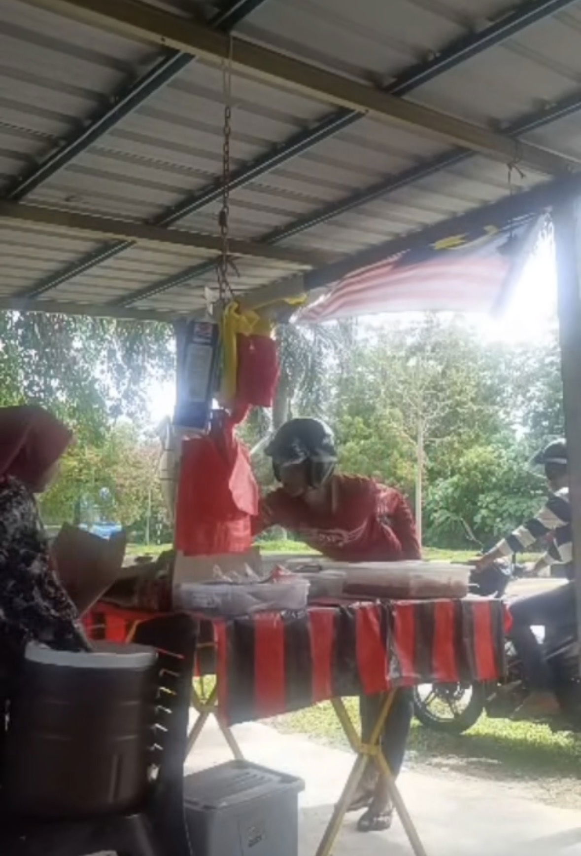 2 Men Caught On Video Pretending To Buy Food Before Stealing Cash Box & Phone From M’sian Trader