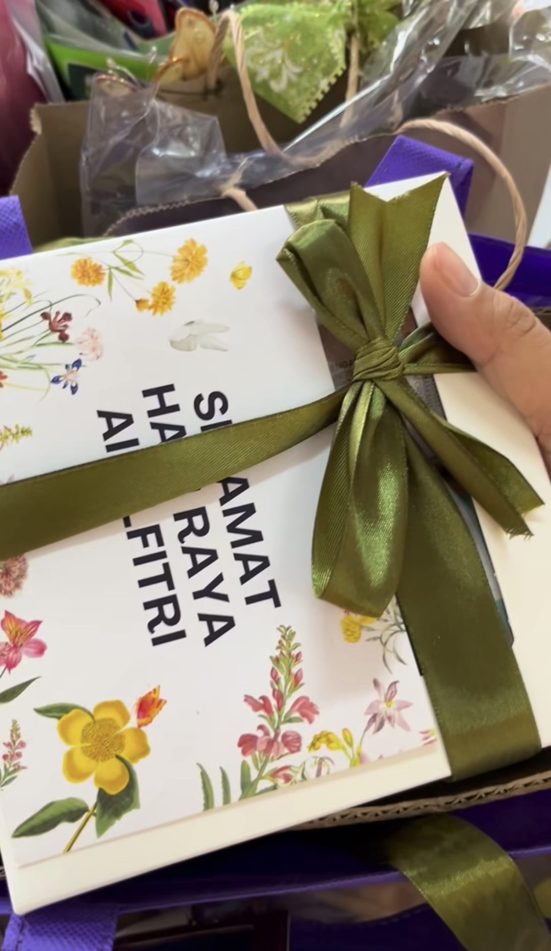 M’sian Teacher Breaks Down After Student From Welfare Home Gifts Her Donated Food For Teacher’s Day