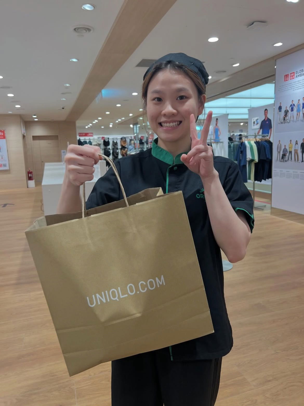  wk m’sian's pants get soaked after drink incident at oriental kopi, staff bring him to uniqlo & cover his meal 