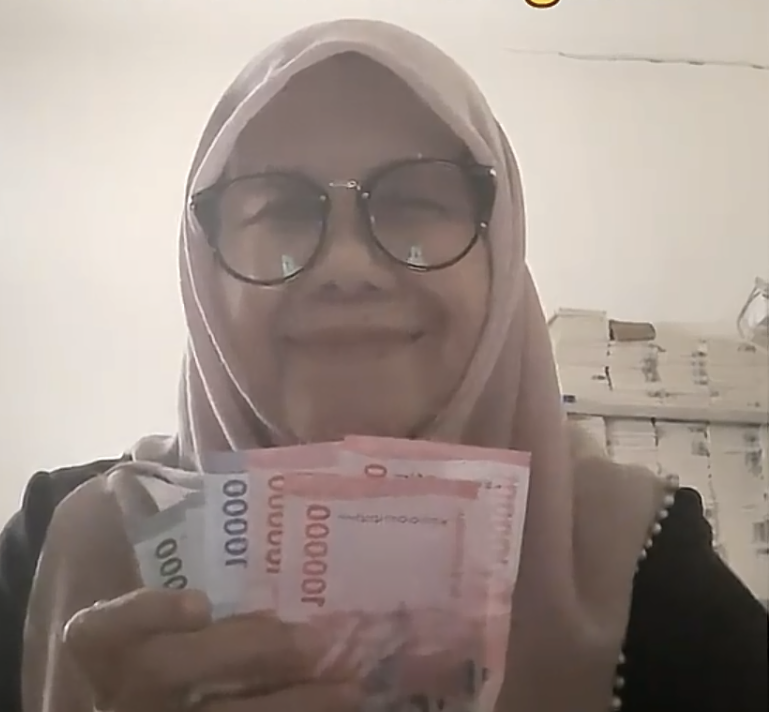  wk after years of teaching, indonesian teacher leaves with final pay of only rm . 