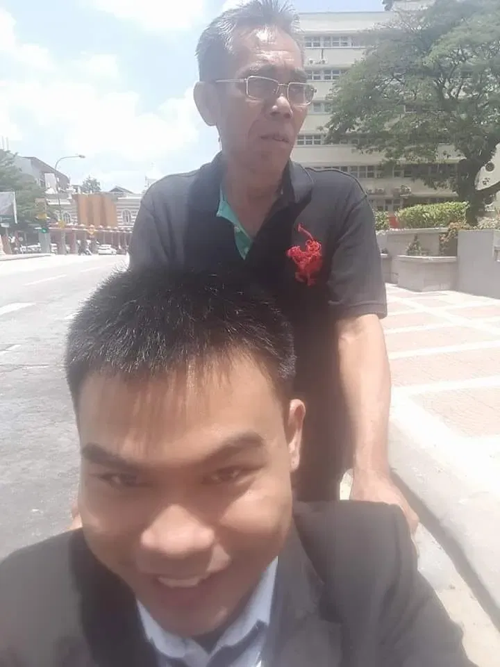  wk “he loves me without saying much” m’sian oku lawyer thanks dad who helped him become who he is today.. 