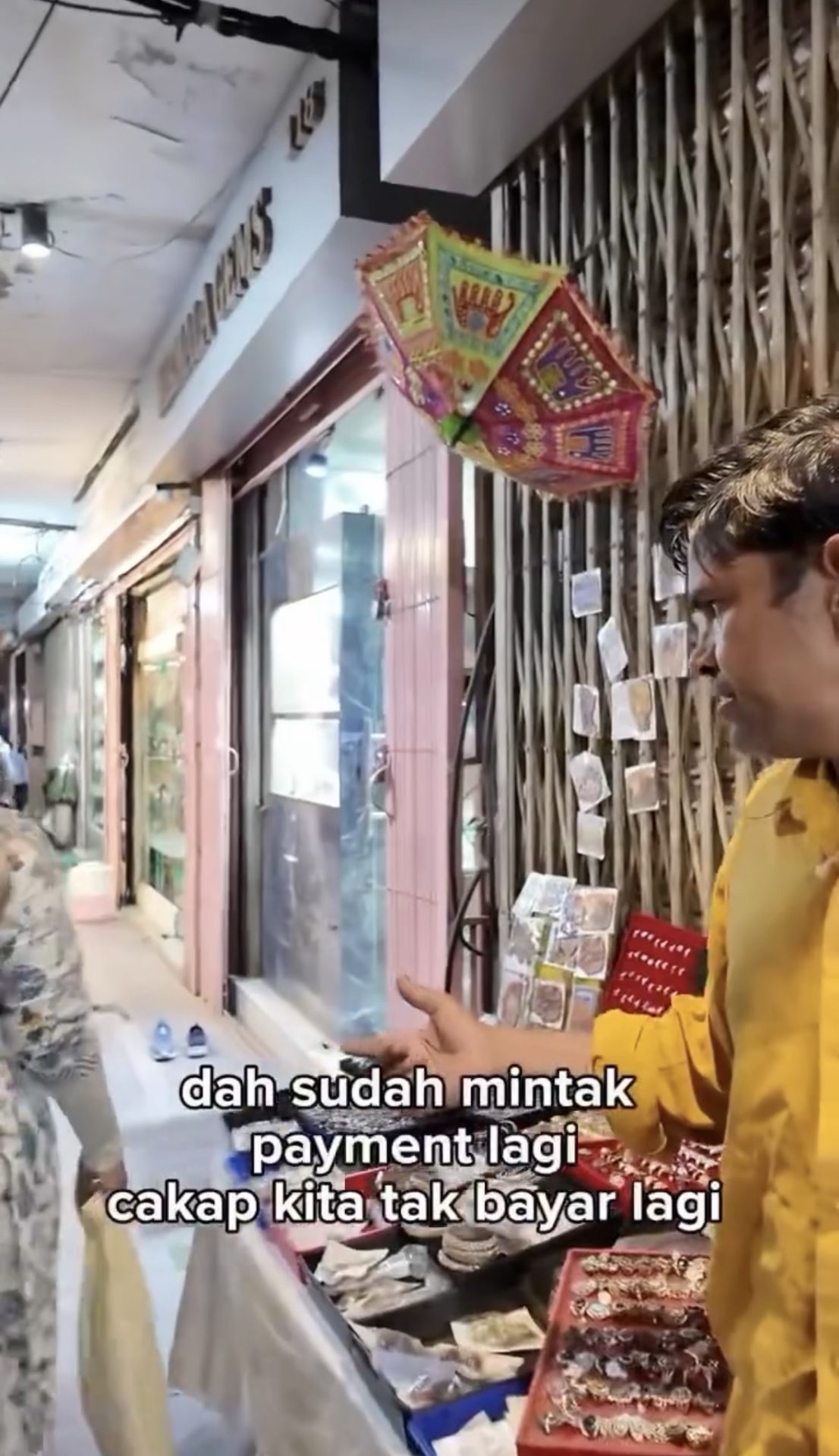 M’sian Tourist Asked To Pay Again For Souvenirs In India, But Video Proof Shows Otherwise