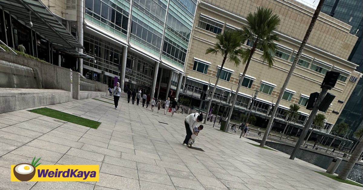 M’sians Disgusted By Viral Photo Of Woman Letting Son Urinate In Front Of KLCC | WeirdKaya
