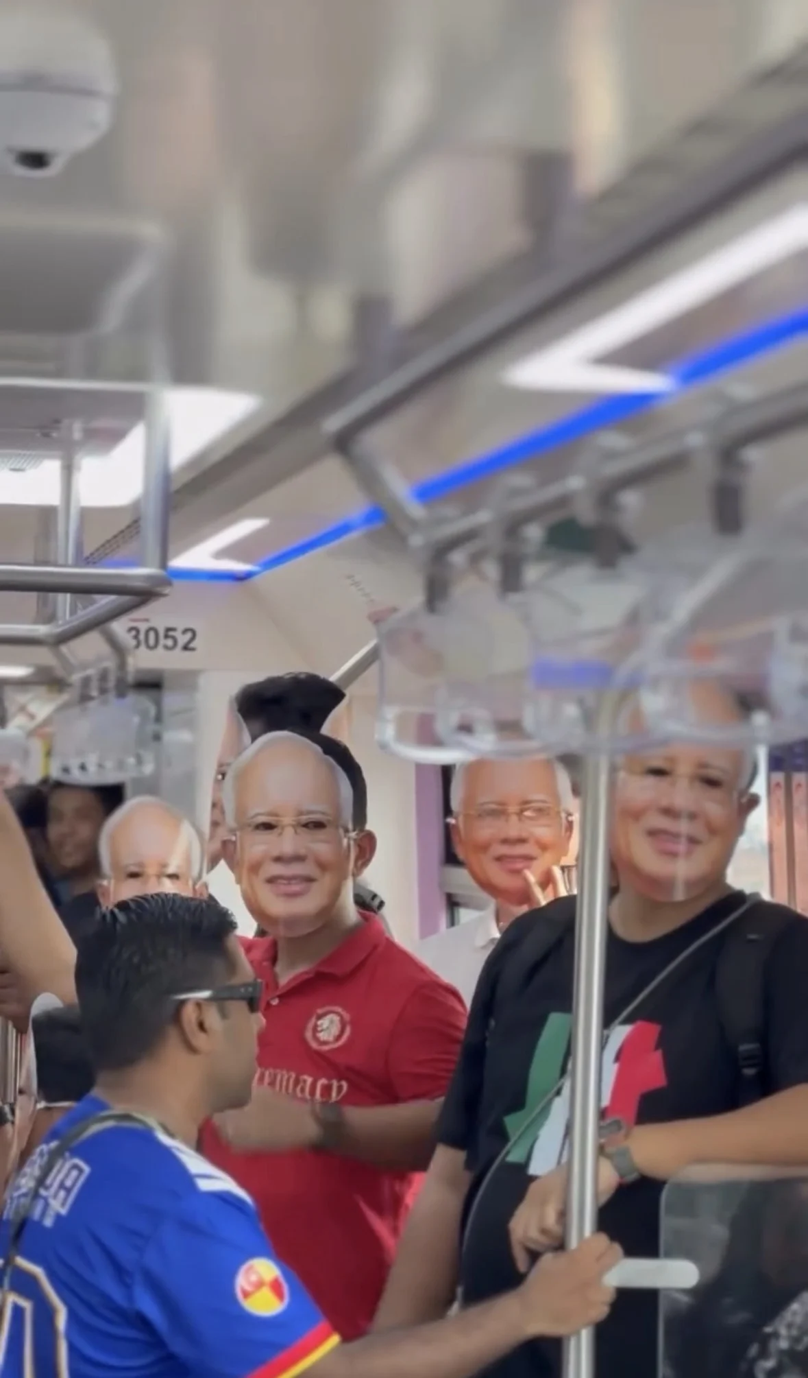  wk group of m’sians wear najib face masks on lrt to ‘remember his contributions’. 