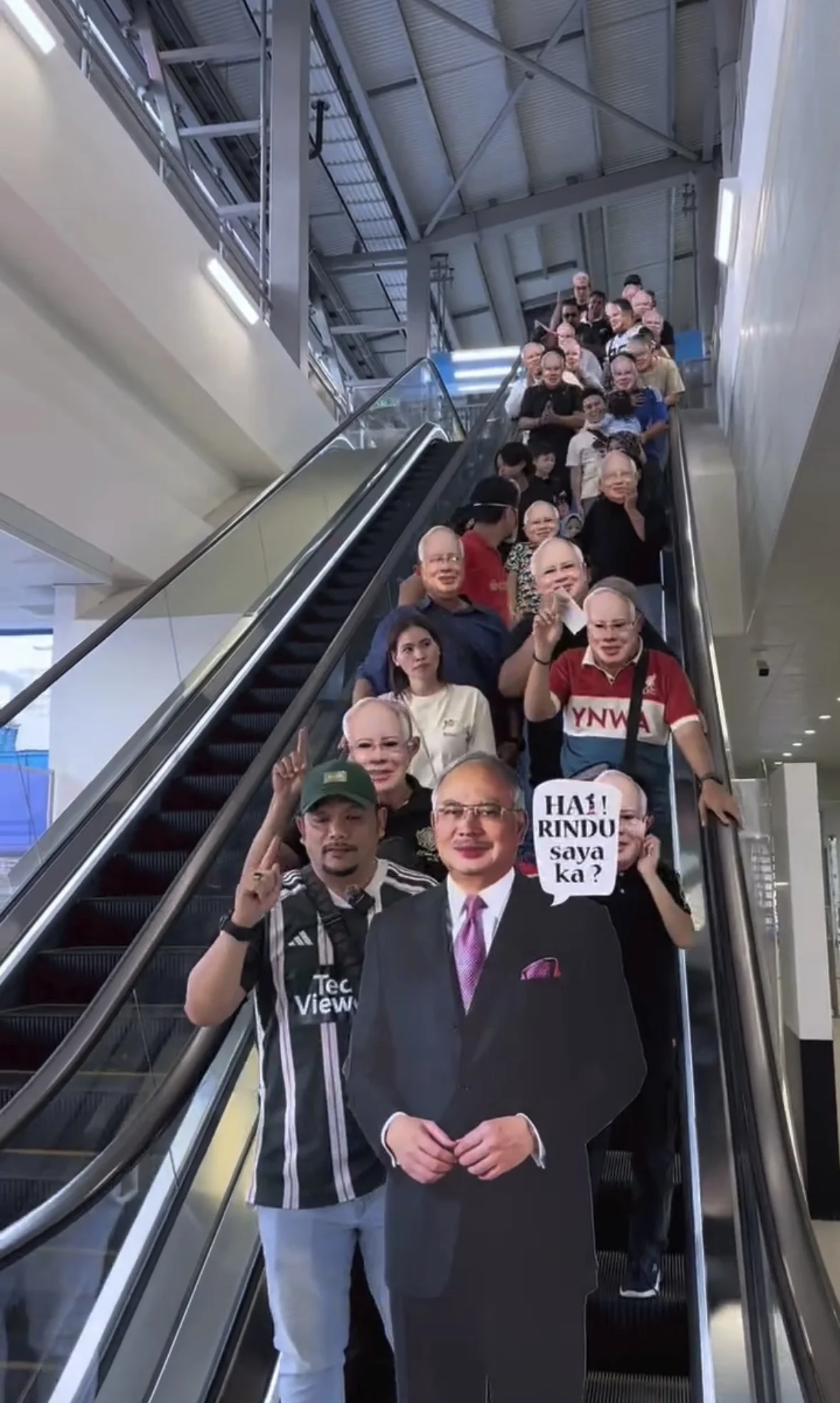  wk group of m’sians wear najib face masks on lrt to ‘remember his contributions’.. 
