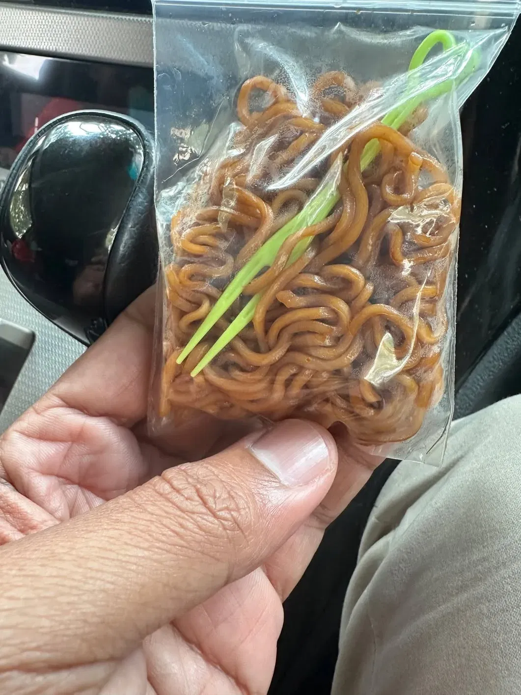  wk m’sian dad left speechless over rm mi goreng portion his child bought. 