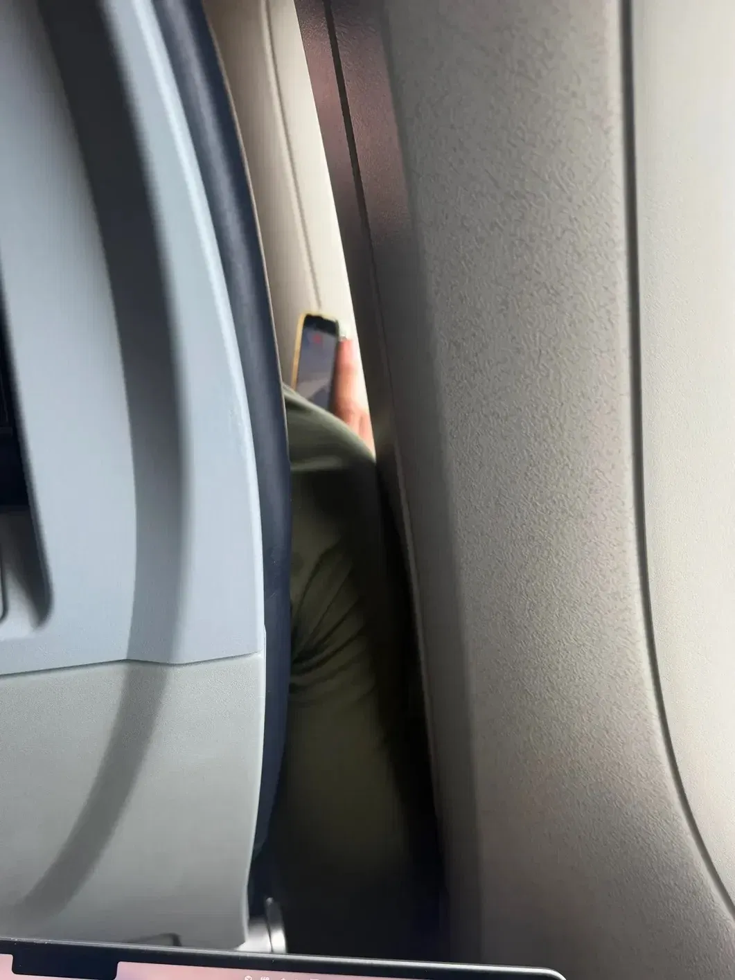 wk m’sian mocks b passengers for filming plane landing, gets roasted for flying economy too.