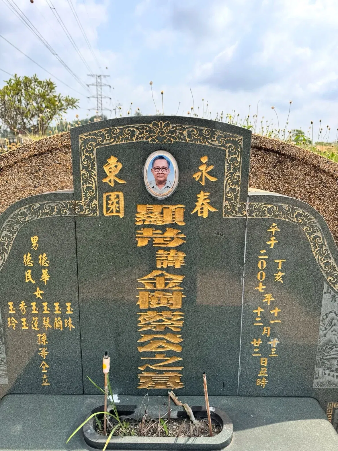 wk m’sian visits late grandfather’s grave, says different religions never changed how much he loved him...