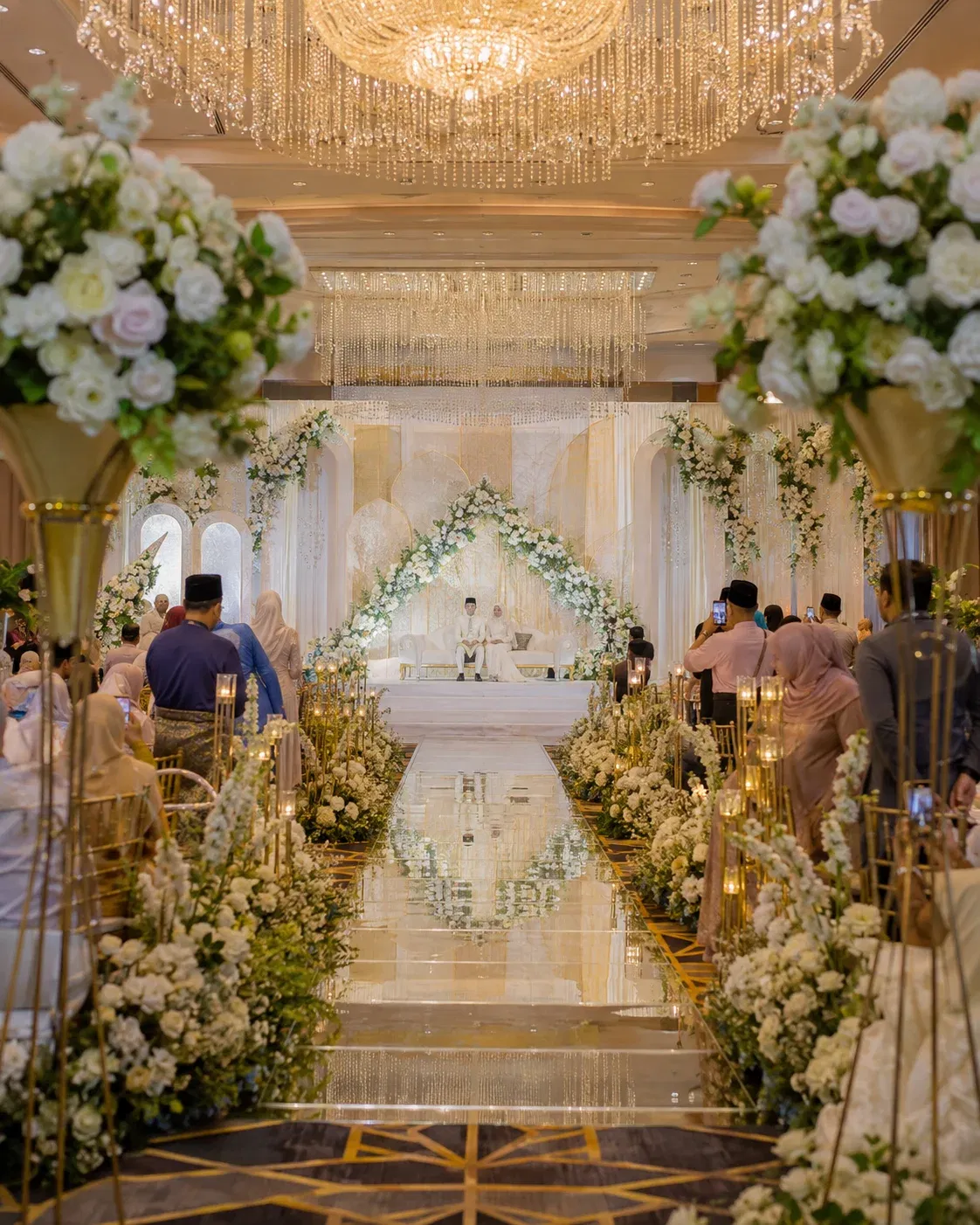 wk m’sian wedding guest complains about getting bread & drink as door gift, netizens tell her to be grateful..