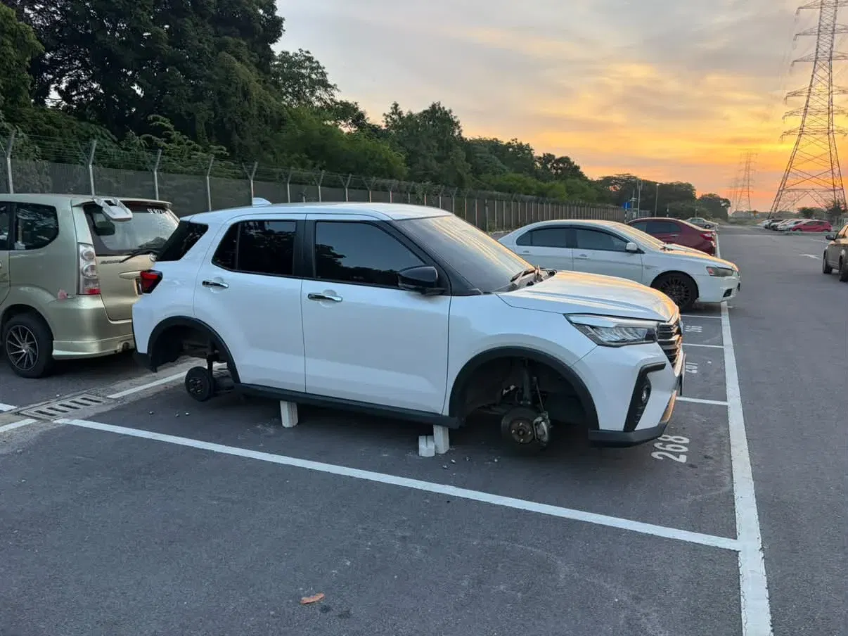  wk m’sian woman’s tyres & rims stolen while car was parked near lrt bukit tinggi.... 