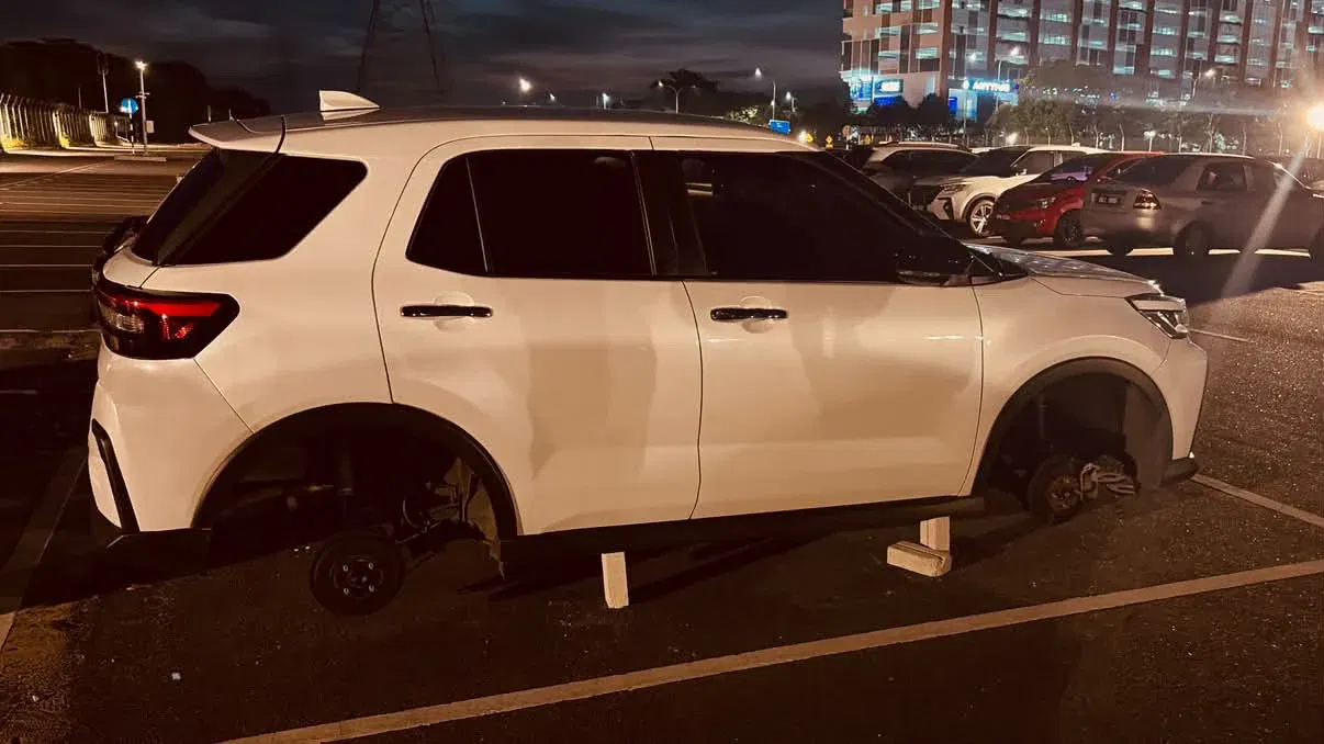  wk m’sian woman’s tyres & rims stolen while car was parked near lrt bukit tinggi... 