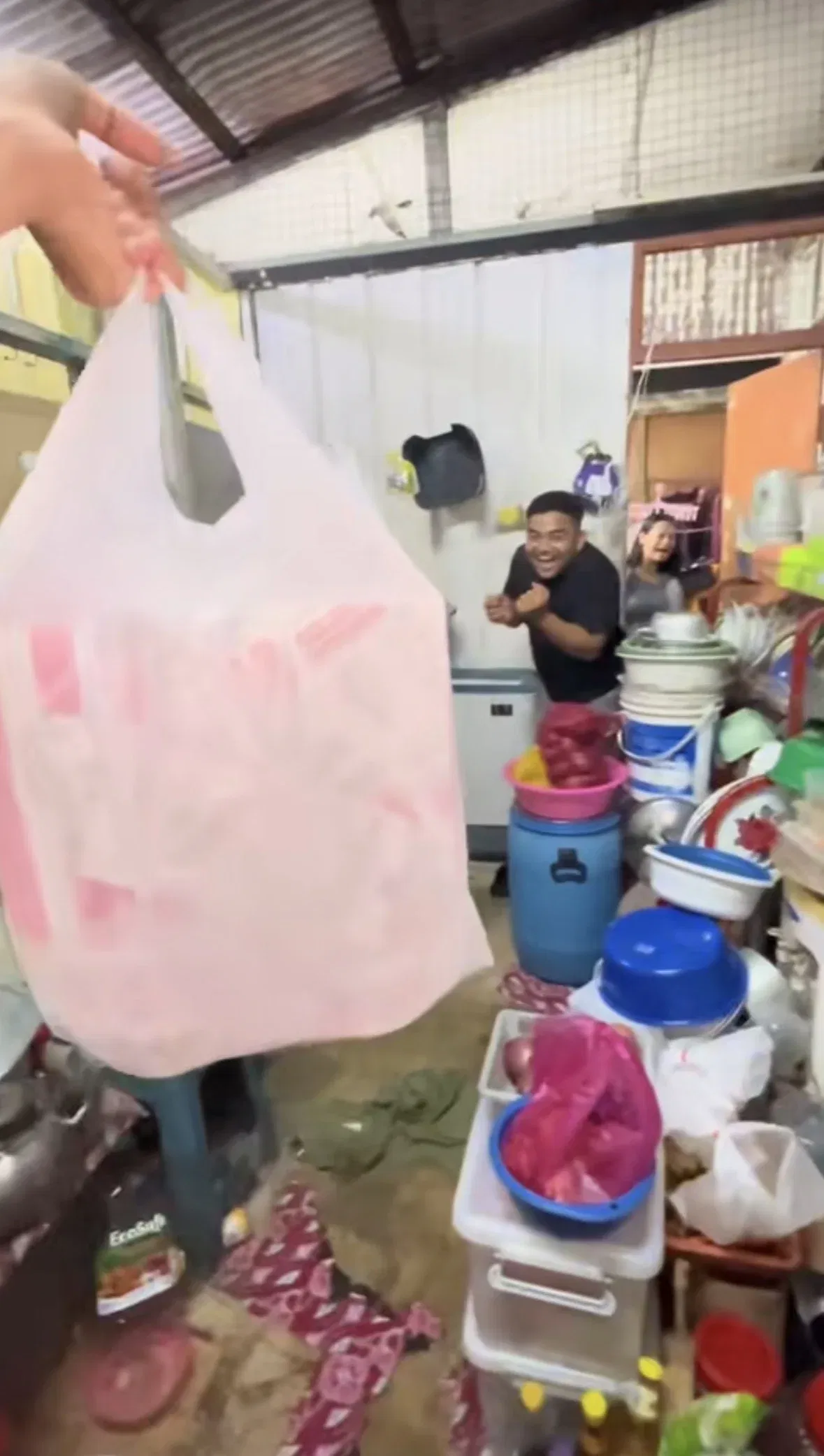 wk m’sian woman’s first payday reward wasn’t for herself, it was kfc for mum..