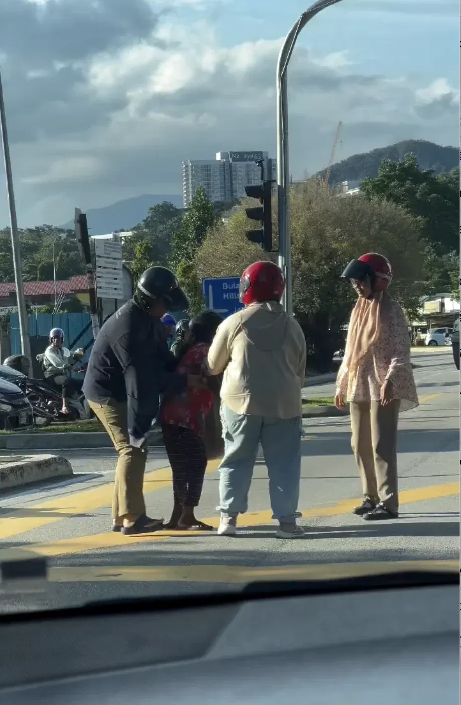 wk m'sians pauses to help eldery woman