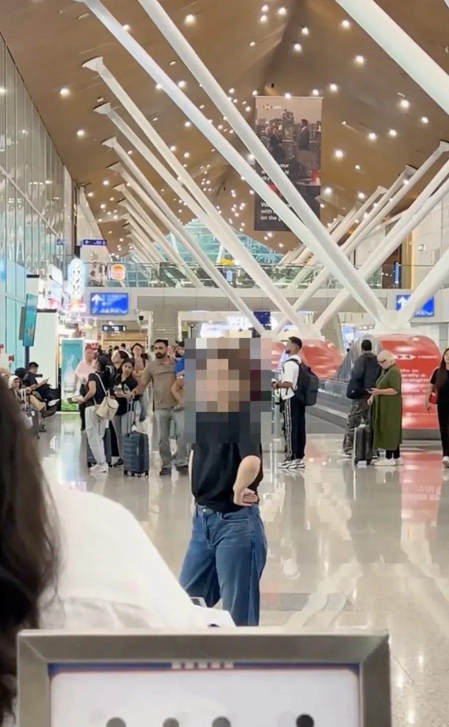 wk women shouting klia