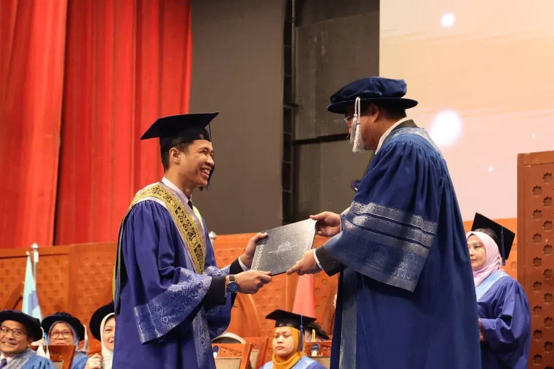  wk msian graduate proud of father working as a cleaner 