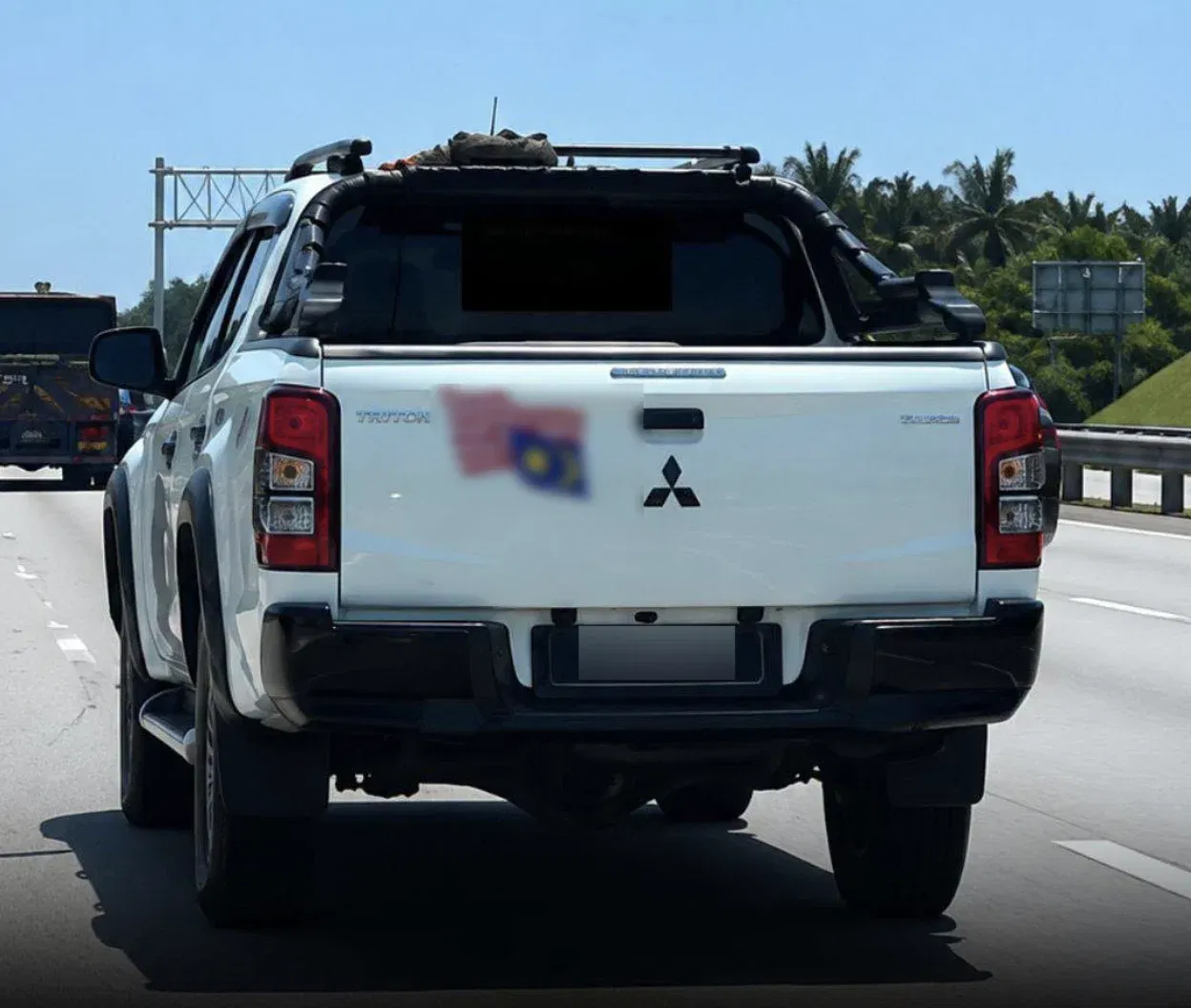 M’sians Spot Upside Down Jalur Gemilang On Pickup Truck, Owner Says It Was An Accident | WeirdKaya