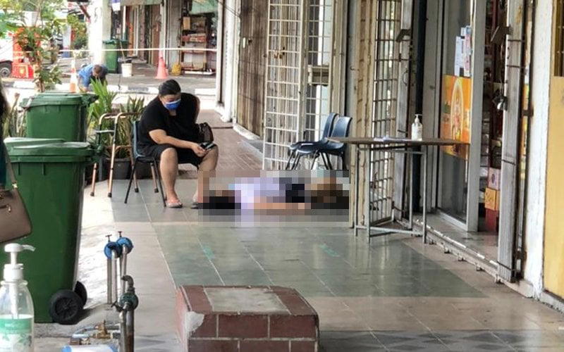 Woman stricken with covid-19 collapses outside of a clinic in klang | weirdkaya