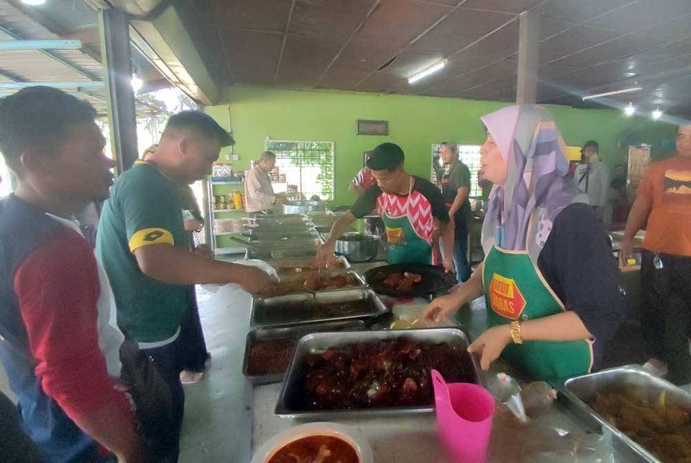 M'sians buying food at a stall with sanusi menu