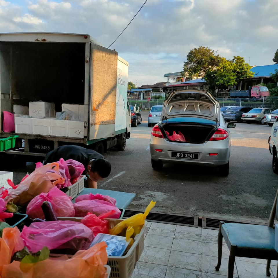 24yo johorian shares why he chose to become a veggie seller at pasar after graduating from uni