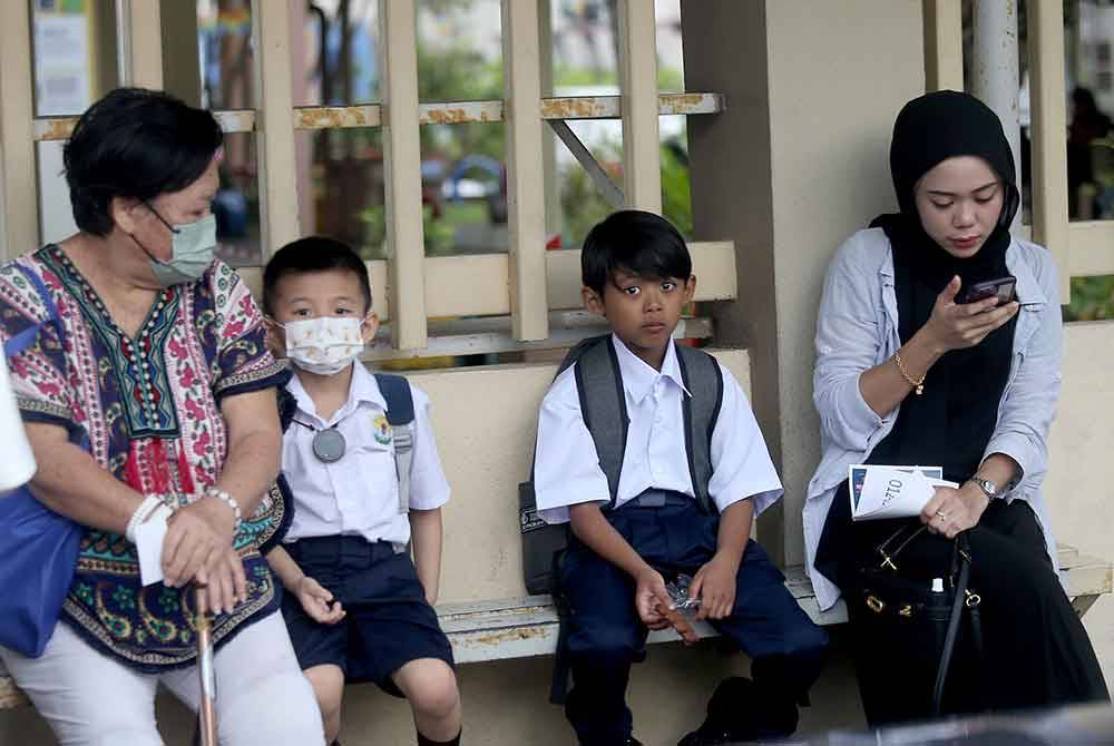 M'sian parents with their kid at sjkc